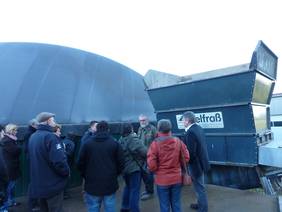 Hans Bayer erläutert die Funktionsweise der Biogasanlage
